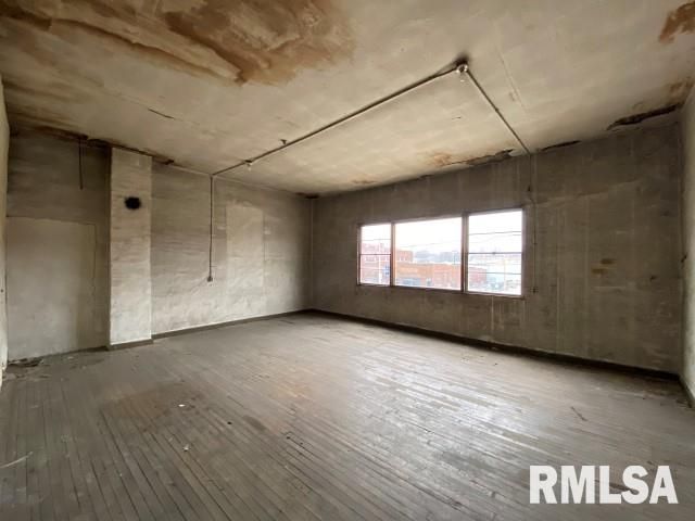 154 W Main St, Galesburg, IL 61401
